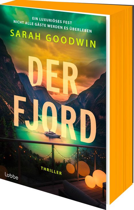 "Ein luxuriöses Fest. Nicht alle Gäste werden es überleben. Sarah Goodwin. DER FJORD. Thriller." Landschaft mit Fjord.