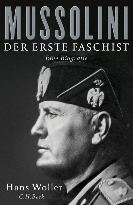 "MUSSOLINI DER ERSTE FASCHIST Eine Biografie. Hans Woller. Schwarz-weißes Foto von Mussolini im Profil mit Mütze."