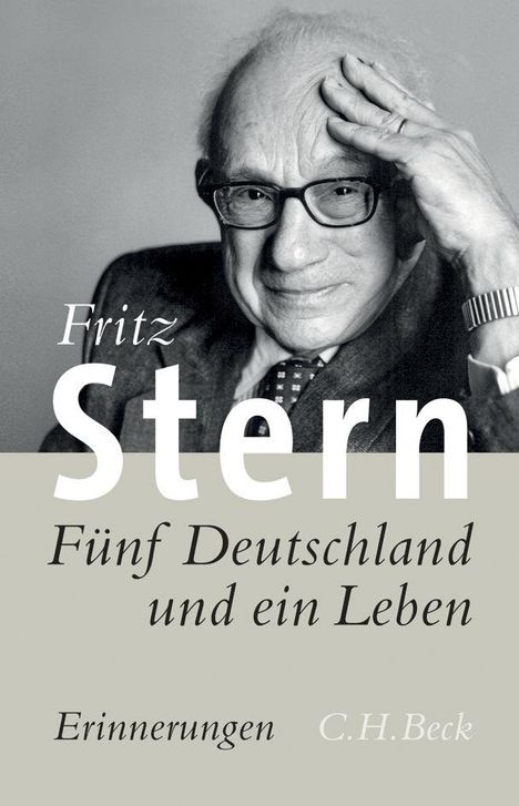 Text: Fritz Stern, Fünf Deutschland und ein Leben, Erinnerungen, C.H. Beck. Ein Mann mit Brille fasst sich an die Stirn.