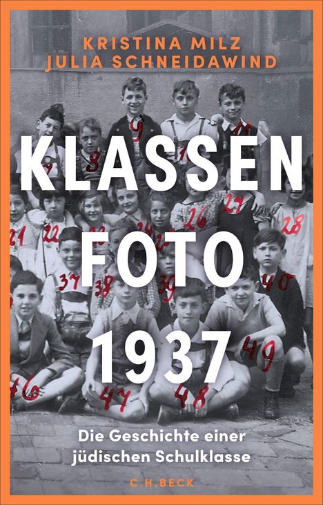 „KLASSENFOTO 1937“; Buchcover mit Schwarz-Weiß-Foto einer Schulklasse, Schüler nummeriert.