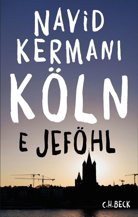 Text: NAVID KERMANI KÖLN E JEFÖHL. Silhouette der Kölner Skyline bei Sonnenuntergang.