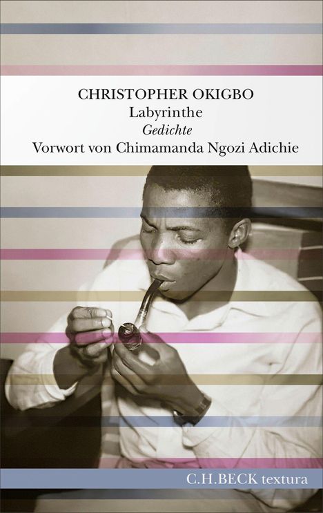 Text: "CHRISTOPHER OKIGBO Labyrinthe Gedichte Vorwort von Chimamanda Ngozi Adichie." 
Ein Mann zündet eine Pfeife an.