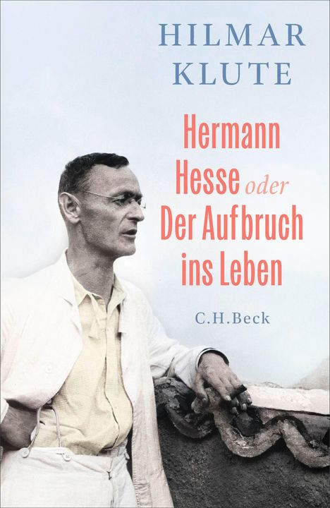 "Hilmar Klute. Hermann Hesse oder Der Aufbruch ins Leben. C.H.Beck." Ein Mann im Anzug lehnt an einer Mauer.