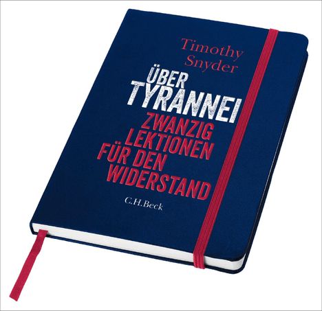 „Timothy Snyder: Über Tyrannei. Zwanzig Lektionen für den Widerstand“, Buch mit blauem Einband und rotem Band.