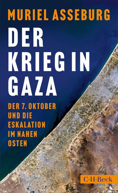 Text: "Muriel Asseburg - Der Krieg in Gaza: Der 7. Oktober und die Eskalation im Nahen Osten." Hintergrund: Satellitenbild der Küste.