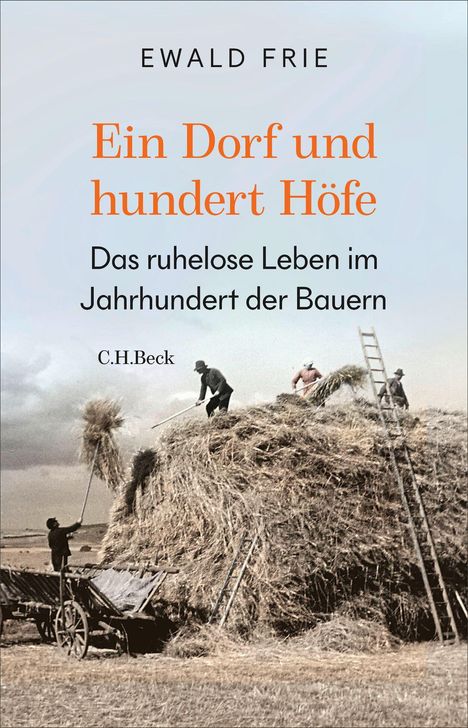 Ein Dorf und hundert Höfe. Das ruhelose Leben im Jahrhundert der Bauern. Männer auf einem großen Heuhaufen arbeitend.