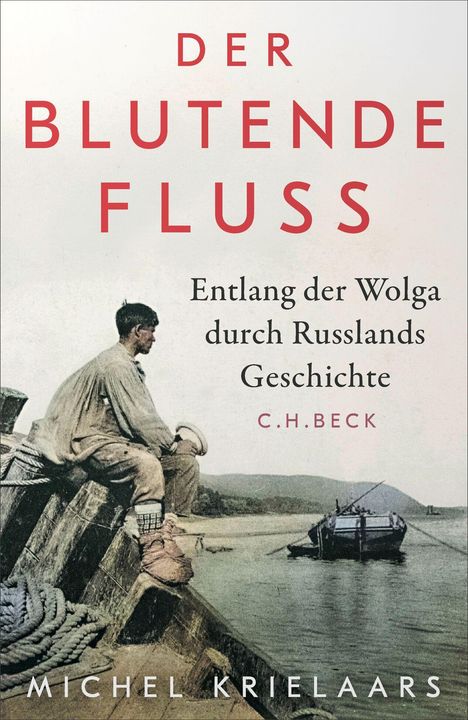 "DER BLUTENDE FLUSS" und "Entlang der Wolga durch Russlands Geschichte". Ein Mann sitzt auf einem Boot am Fluss.