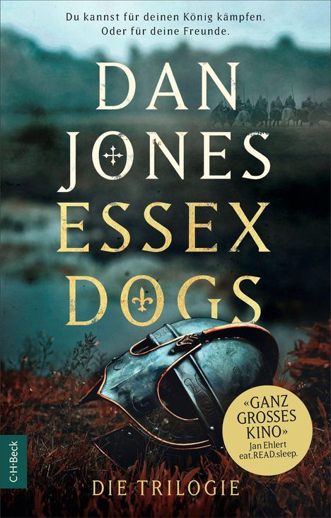 "Du kannst für deinen König kämpfen. Oder für deine Freunde. DAN JONES ESSEX DOGS Die Trilogie." Ein Helm im Gras.