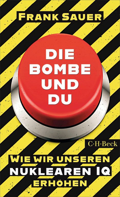 "Frank Sauer: DIE BOMBE UND DU. WIE WIR UNSEREN NUKLEAREN IQ ERHÖHEN." Ein roter Knopf auf gelb-schwarzen Streifen.
