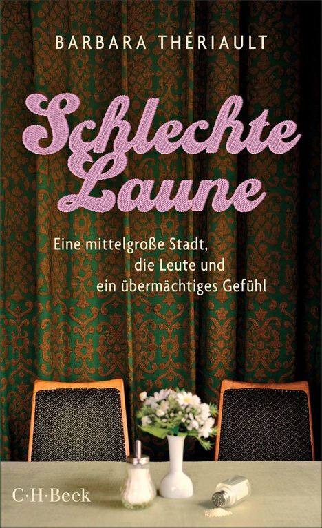 "Barbara Thériault, Schlechte Laune. Eine mittelgroße Stadt, die Leute und ein übermächtiges Gefühl." Zwei Stühle, Blumen.
