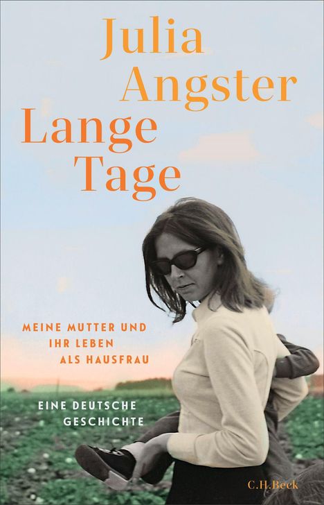 „Julia Angster: Lange Tage. Meine Mutter und ihr Leben als Hausfrau. Eine deutsche Geschichte.“ Frau mit Kind auf Arm.