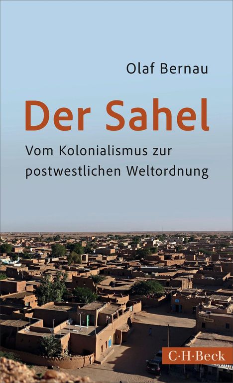 "Olaf Bernau, Der Sahel: Vom Kolonialismus zur postwestlichen Weltordnung." Bild einer Wüstenstadt.