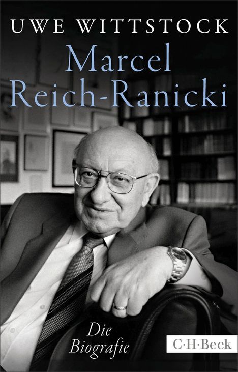 Text: "Uwe Wittstock, Marcel Reich-Ranicki, Die Biografie, C.H.Beck." Ein älterer Mann in Anzug und Brille sitzt lächelnd.
