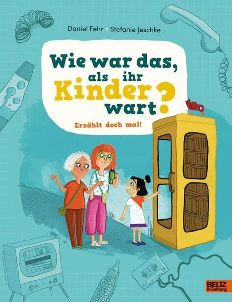 „Wie war das, als ihr Kinder wart? Erzählt doch mal!“ Drei Personen, ein Kind und eine gelbe Telefonzelle.