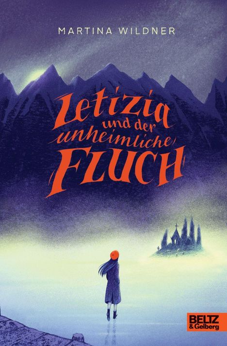 „Martina Wildner. Letizia und der unheimliche Fluch. Beltz & Gelberg.“ Eine Figur blickt auf eine neblige Landschaft mit Bergen.