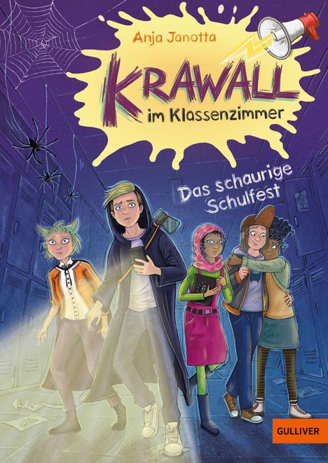 "Krawall im Klassenzimmer. Das schaurige Schulfest. Vier Kinder in einem gruseligen Korridor, begleitet von Spinnen."