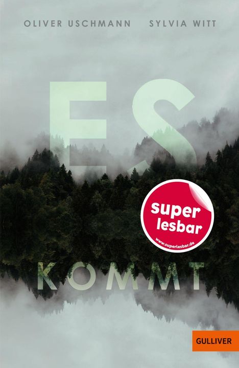 "ES KOMMT. super lesbar. Oliver Uschmann, Sylvia Witt. Nebel über einem dichten Wald; Sticker und Verlag unten."
