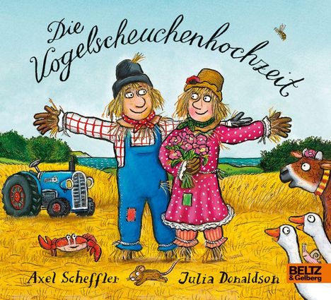 Text: "Die Vogelscheuchenhochzeit". Zwei fröhliche Vogelscheuchen in einem Feld, einer mit Blumen, umgeben von Tieren.