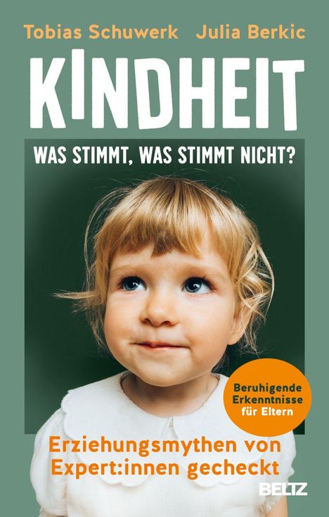 "KINDHEIT: WAS STIMMT, WAS STIMMT NICHT? Erziehungsmythen von Expert:innen gecheckt." Kleinkind mit blonden Haaren.