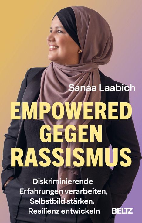 Sanaa Laabich: Empowered gegen Rassismus. Frau mit Kopftuch lächelt, schaut nach links. 
