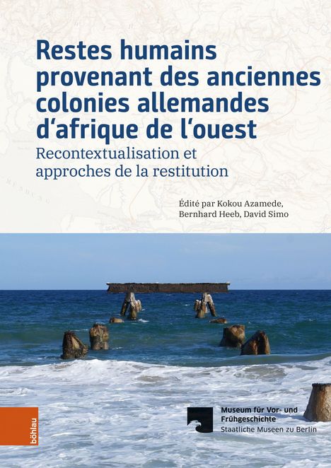 Text: "Restes humains provenant des anciennes colonies allemandes d'afrique de l'ouest." Meer mit Metallstruktur im Wasser.