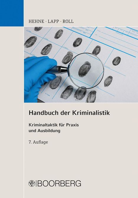 Text: "Handbuch der Kriminalistik. Kriminaltaktik für Praxis und Ausbildung. 7. Auflage". Blaue Handschuhe, Lupe auf Fingerabdrücken.