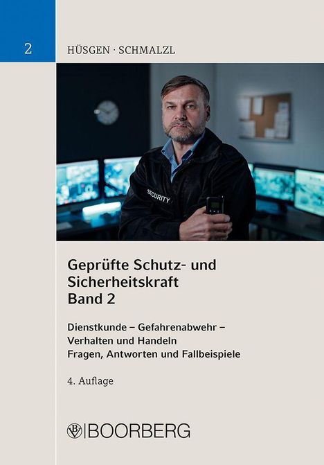 Text: "Geprüfte Schutz- und Sicherheitskraft Band 2. Dienstkunde – Gefahrenabwehr – Verhalten und Handeln." 

Ein Wachmann in einer Überwachungszentrale.