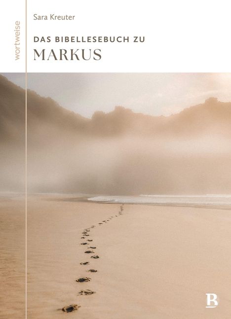 „Sara Kreuter: Das Bibellesebuch zu Markus“. Spuren im Sand führen zum Meer. Nebel verhüllt Hügel.
