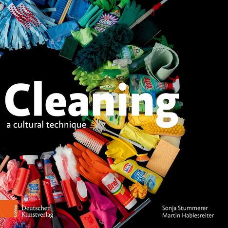 Texte: "Cleaning a cultural technique." Bunte Reinigungsutensilien in Kreisform angeordnet, darunter Handschuhe und Schwämme.