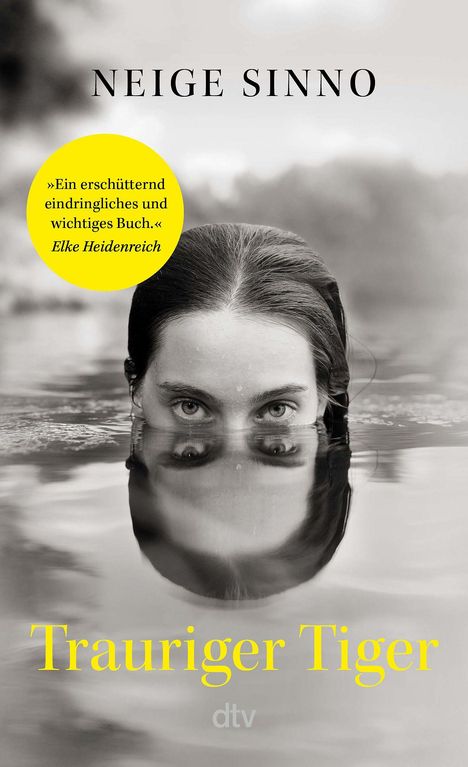 „Ein erschütternd eindringliches und wichtiges Buch.“ Eine Frau schaut nachdenklich aus dem Wasser.