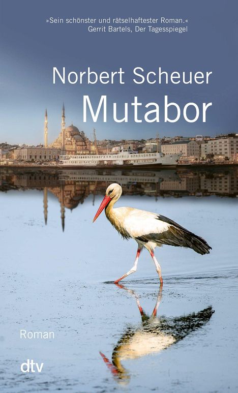 „Sein schönster und rätselhaftester Roman.“ Norbert Scheuer, Mutabor. Ein Storch läuft im Wasser vor einer Stadtansicht.