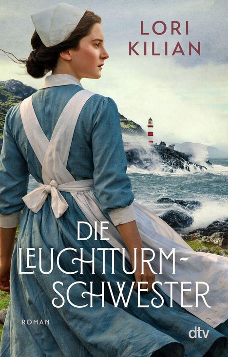 „Lori Kilian“, „Die Leuchtturm-Schwestern“, „Roman“, „dtv“. Frau in altem Kleid vor stürmischer Küstenkulisse mit Leuchtturm.