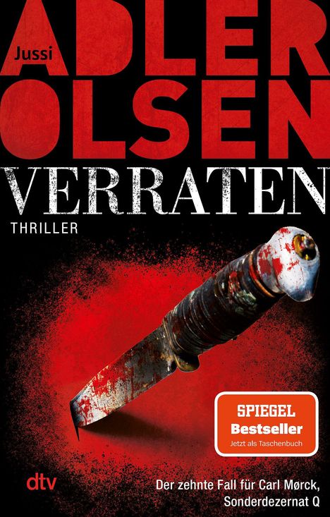 Text: "Jussi Adler Olsen - Verraten, Thriller. SPIEGEL Bestseller. Der zehnte Fall für Carl Mørck, Sonderdezernat Q."  
Illustration: Blutiges Messer auf rotem Hintergrund.