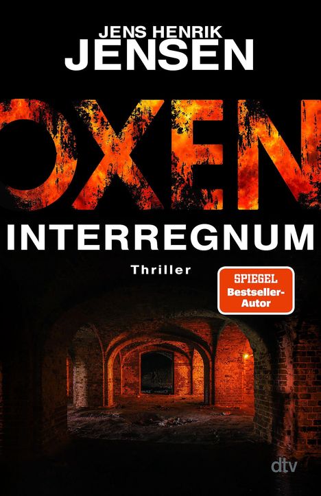 JENS HENRIK JENSEN, OXEN INTERREGNUM Thriller. Dunkler Backsteingang mit oranger Beleuchtung.