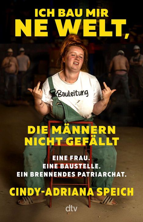 Ich bau mir ne Welt, die Männern nicht gefällt. Eine Frau. Eine Baustelle. Ein brennendes Patriarchat. Cindy-Adriana Speich. Eine Frau mit Overall und "Bauleitung"-Shirt sitzt selbstbewusst auf einem Stuhl.
