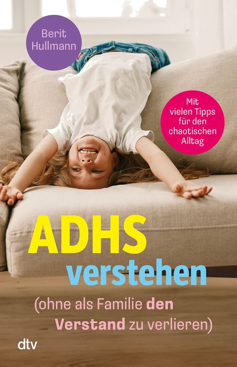 Text: "Berit Hullmann", "Mit vielen Tipps für den chaotischen Alltag", "ADHS verstehen", "(ohne als Familie den Verstand zu verlieren)". Ein lachendes Kind auf dem Sofa.