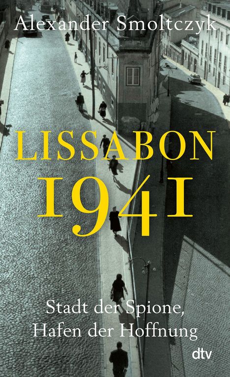 Große gelbe Schrift: "LISSABON 1941". Schwarz-weißes Straßenszene mit Menschen und Schatten.