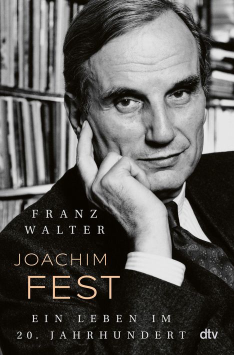 Text: Franz Walter, Joachim Fest, Ein Leben im 20. Jahrhundert. dtv-Logo. Ernst blickender Mann, Hand am Kinn.