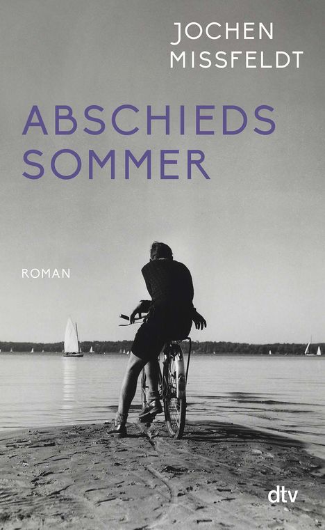 "Jochen Missfeldt, Abschiedssommer, Roman." Person auf einem Fahrrad am Ufer mit Segelbooten im Hintergrund.
