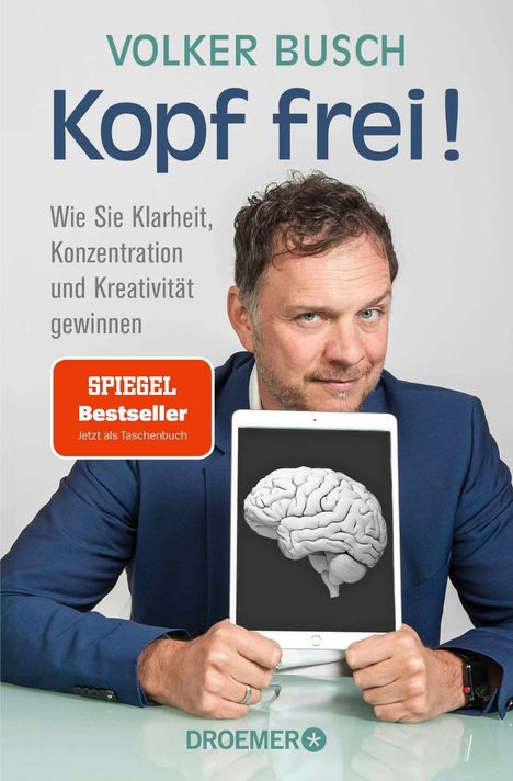 "VOLKER BUSCH Kopf frei! Wie Sie Klarheit, Konzentration und Kreativität gewinnen. SPIEGEL Bestseller. Mann hält Tablet mit Gehirnbild."