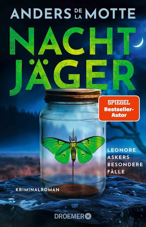 "Nachjäger" – Kriminalroman. Grüner Falter in Glas auf einem Stein bei Nacht. Halbmond am Himmel.