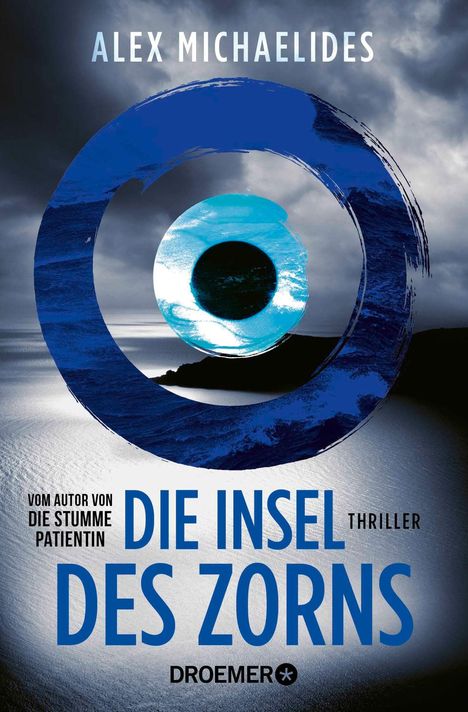 Titel: "Die Insel des Zorns" von Alex Michaelides. Vordergrund: Blaue Pinselstriche bilden ein Auge. Hintergrund: Stürmisches Meer.