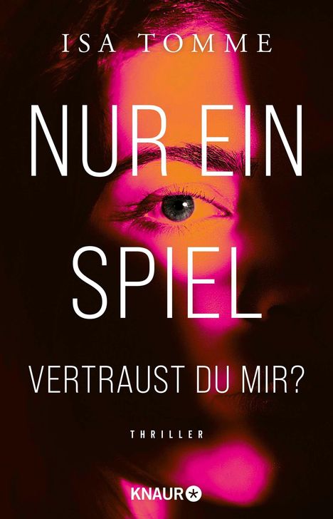 "Nur ein Spiel. Vertraust du mir? Thriller. Isa Tomme." Ein Auge in pink-orange Licht getaucht, darunter "Knaur" Logo.