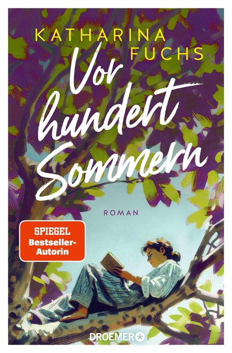 "Vor hundert Sommern" von Katharina Fuchs. Illustration einer Frau auf einem Baum lesend, umgeben von grünen Blättern.