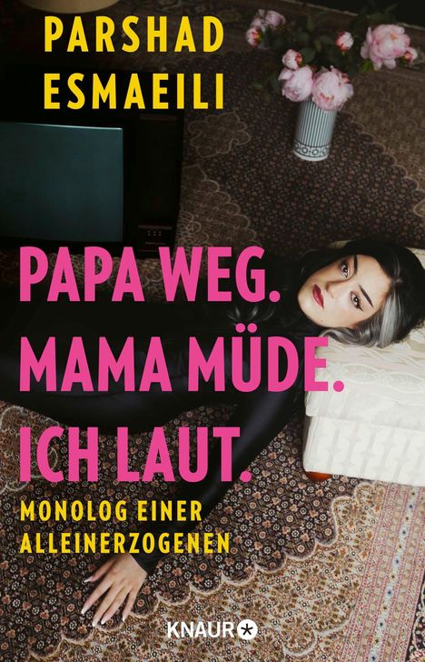 "Papa weg. Mama müde. Ich laut. Monolog einer Alleinerzogenen" steht über einer Frau auf einem Teppich.