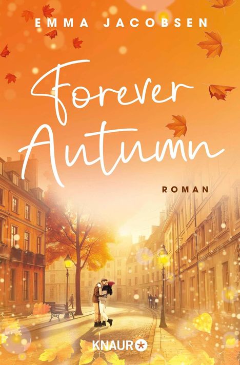 "Forever Autumn" von Emma Jacobsen, ROMAN. Eine herbstliche Straßenszene mit einem sich umarmenden Paar unter fallenden Blättern.