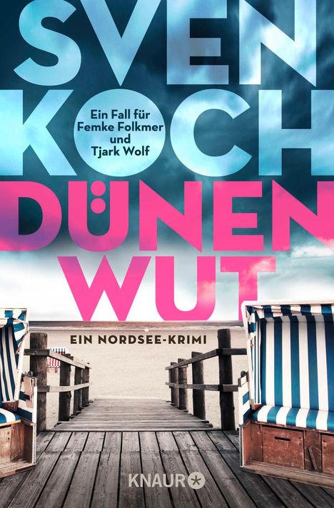 Große farbige Schrift mit „Dünen Wut“, darunter Strandkörbe auf Holzsteg vor einem bewölkten Himmel.