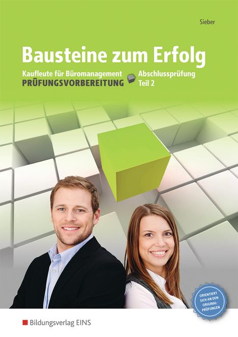 „Bausteine zum Erfolg“, Prüfungsbuch. Ein grüner Würfel auf weißen Würfeln, zwei lächelnde Menschen unten.