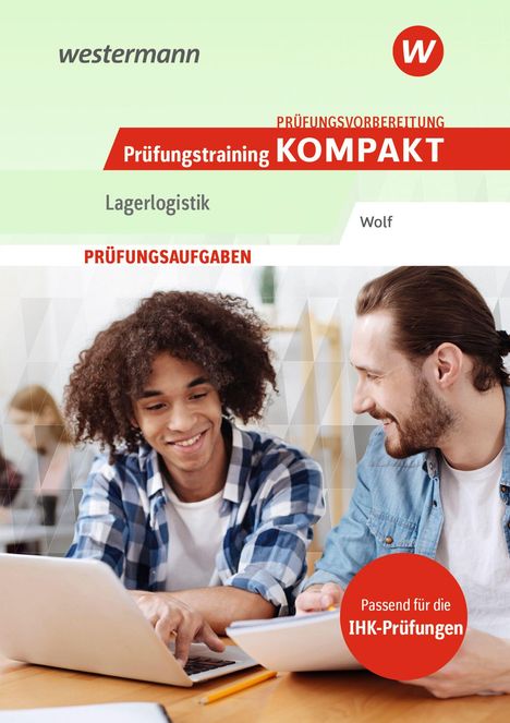 „Prüfungsvorbereitung KOMPAKT“, „Lagerlogistik“, „Wolf“, „Prüfungsaufgaben“, zwei Personen arbeiten lachend am Laptop.
