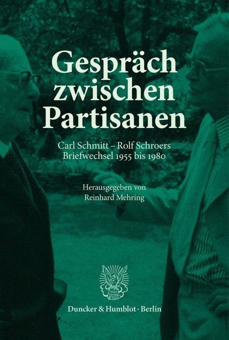 Unterhaltung zwischen zwei älteren Männern im Anzug mit Buchtext: "Gespräch zwischen Partisanen."